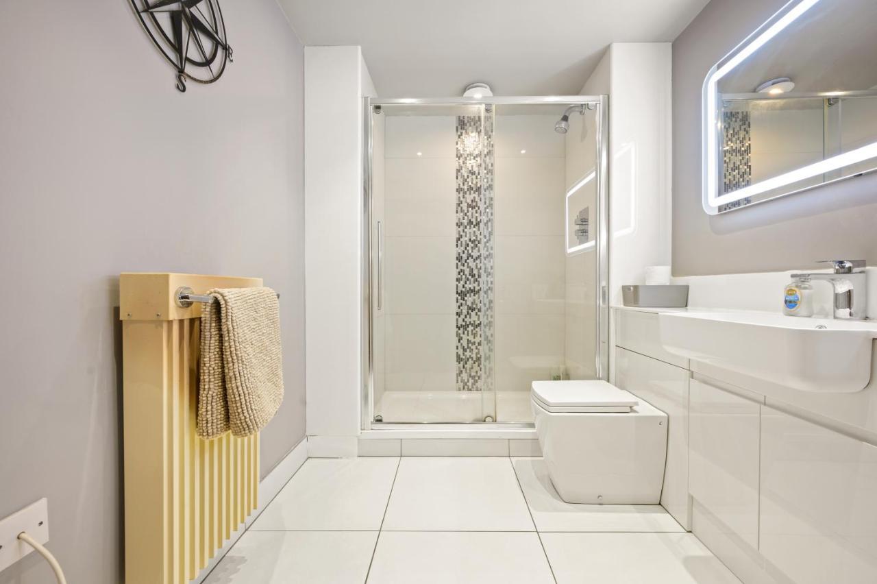 Lovely 2 Double Bedroom Flat With Patio *