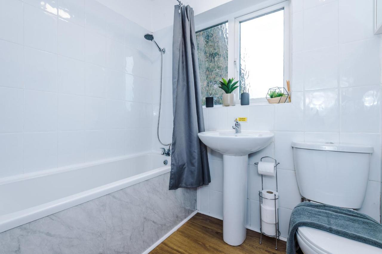 Half Mile To Etihad Stadium & Coop Arena, Free Parking, 6 Ppl Holiday home *