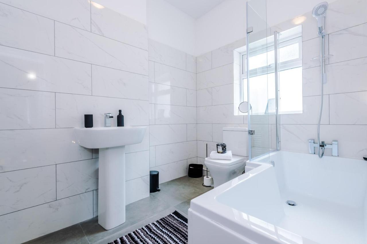 3 Bed Property, Upto 8 Guests Near Centre Manchester