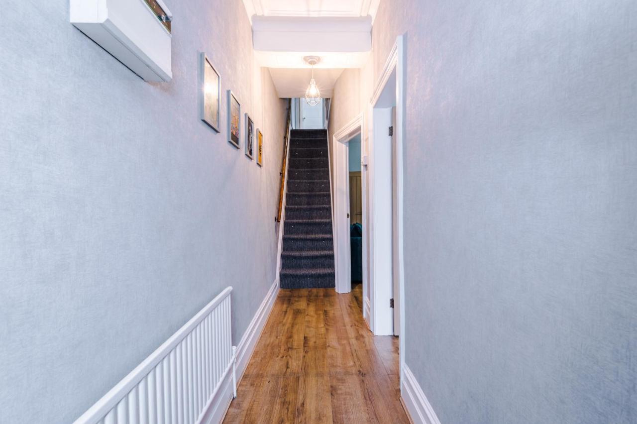 3 Bed Property, Upto 8 Guests Near Centre Manchester
