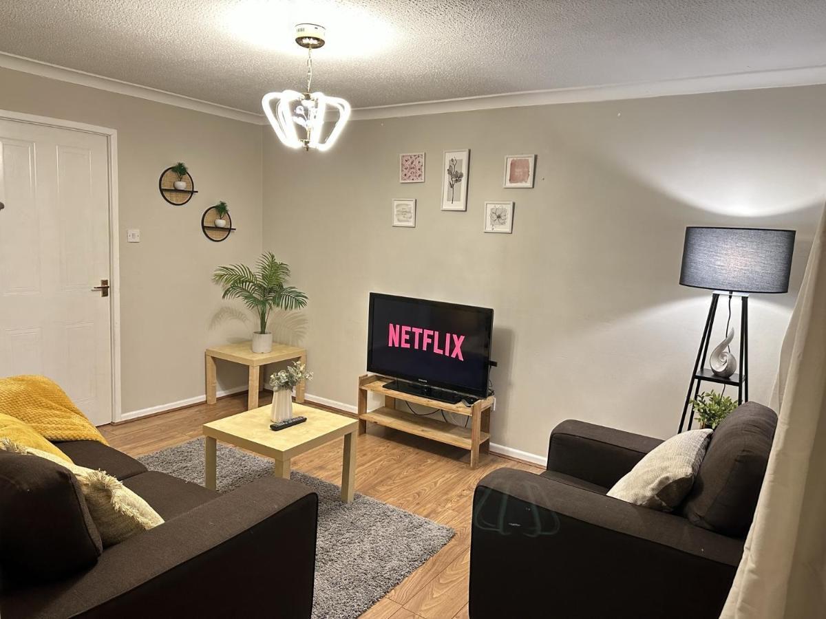 Entire House - 2 Bedroom With Free Parking