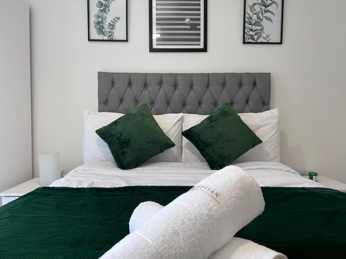 Luxury 2 Bed With Skyline Views.