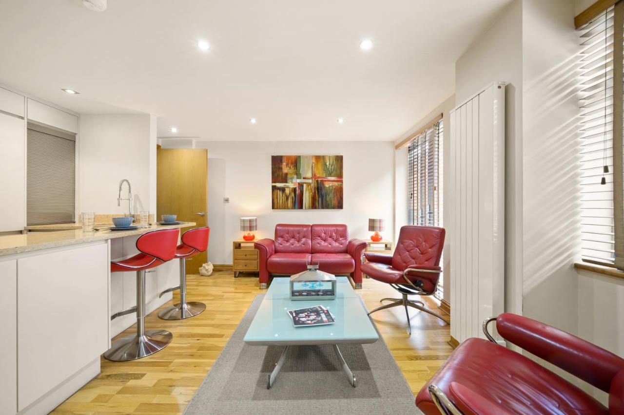 Lovely 2 Double Bedroom Flat With Patio Appartement *