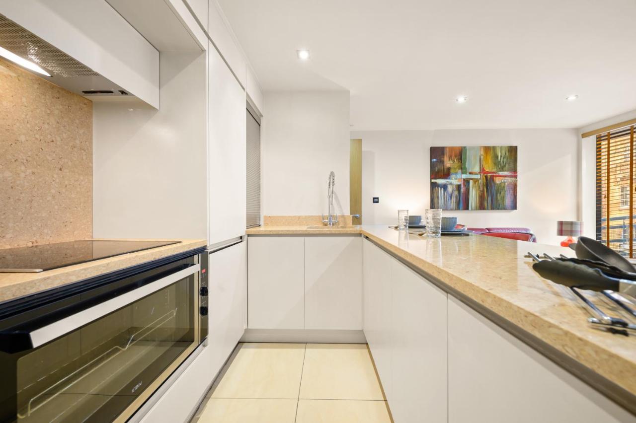 Lovely 2 Double Bedroom Flat With Patio Appartement *