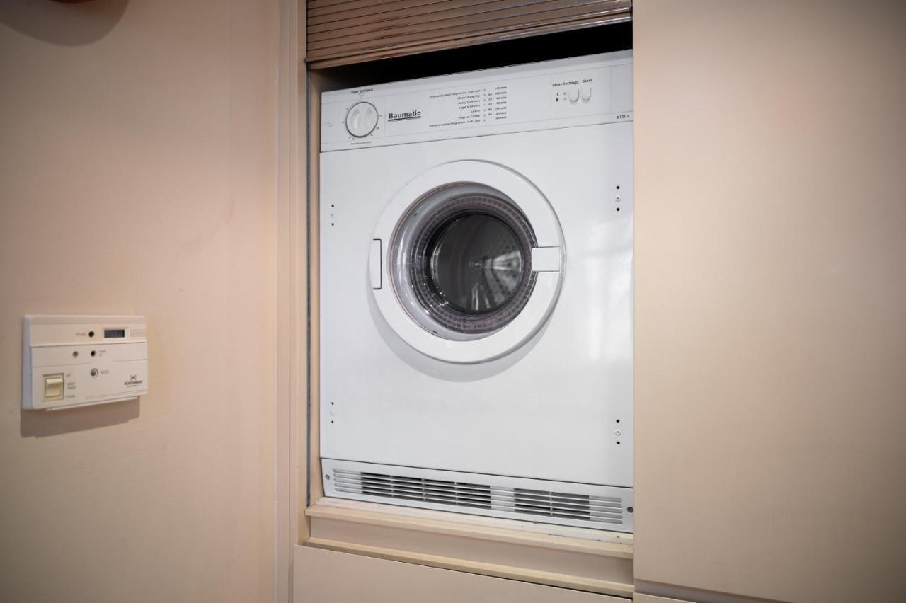 Lovely 2 Double Bedroom Flat With Patio Manchester