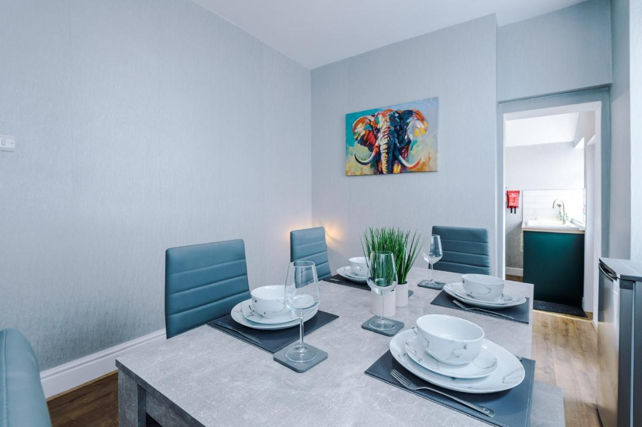 Vakantiehuis 3 Bed Property, Upto 8 Guests Near Centre *