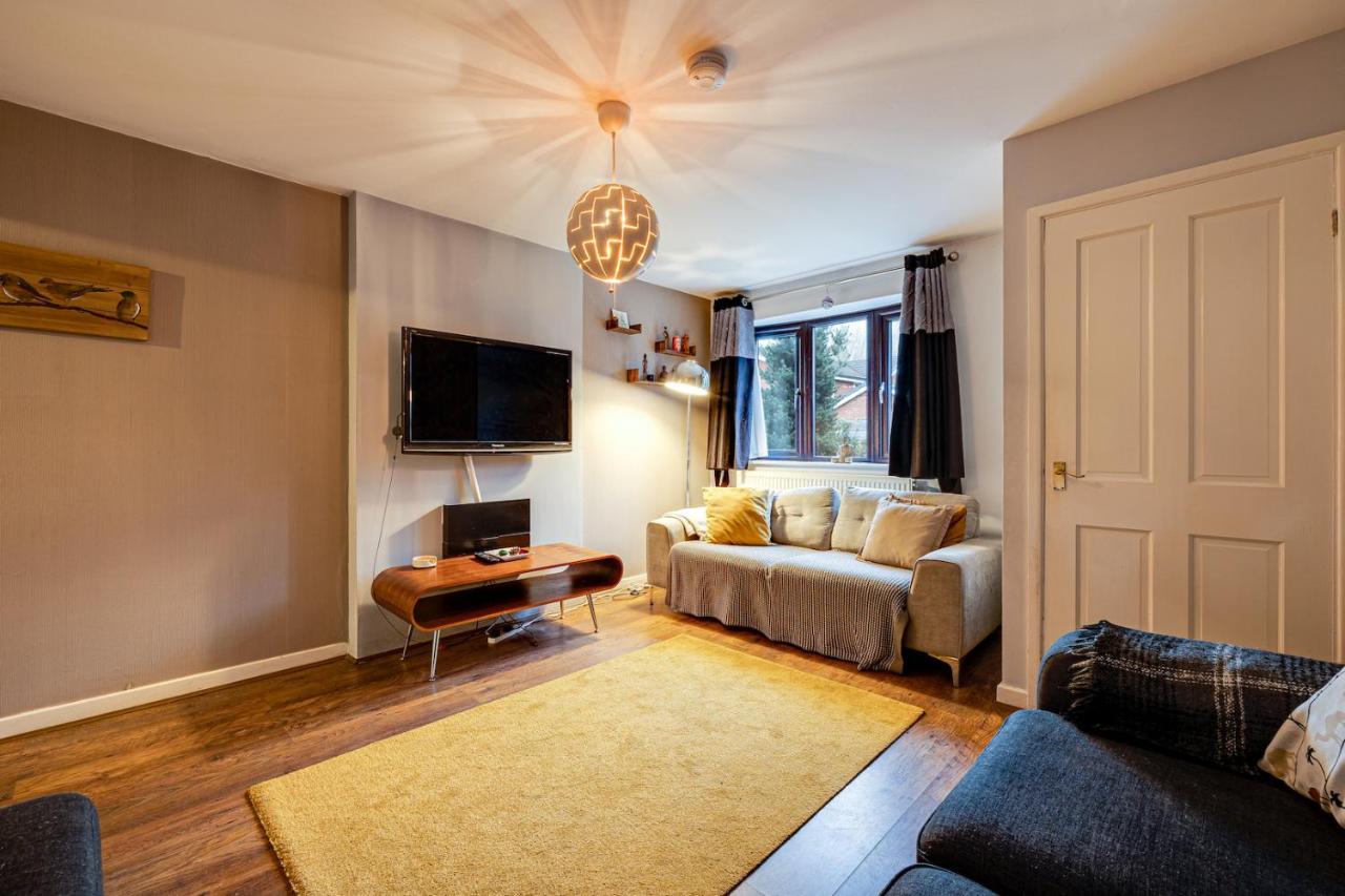 Centrally Located Elegant 2 Bed House In Chorlton Holiday home *