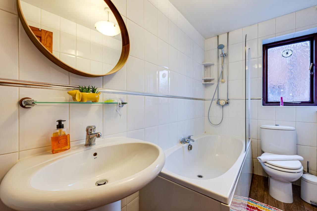 Centrally Located Elegant 2 Bed House In Chorlton Manchester