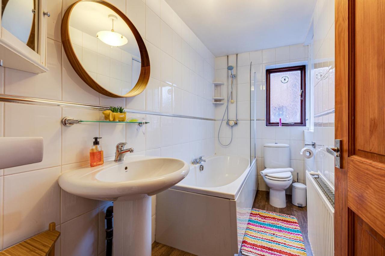 Holiday home Centrally Located Elegant 2 Bed House In Chorlton