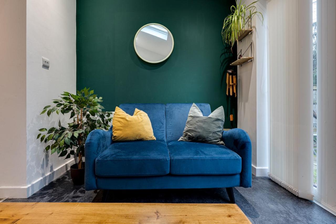 Centrally Located Elegant 2 Bed House In Chorlton Holiday home