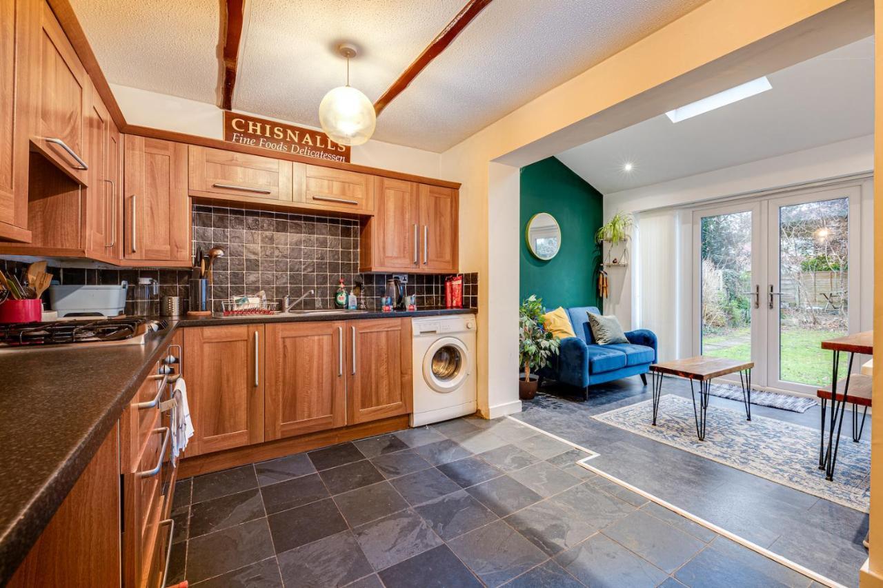 Holiday home Centrally Located Elegant 2 Bed House In Chorlton Manchester