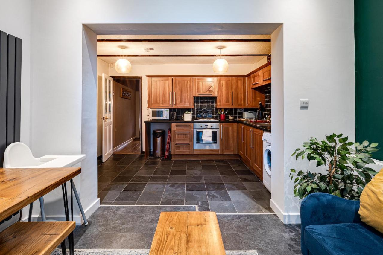 Centrally Located Elegant 2 Bed House In Chorlton Holiday home Manchester