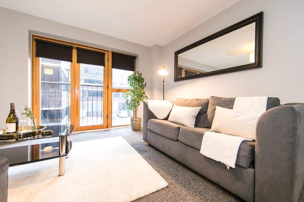 2 Bedroom With Space For 6 Apartment Manchester