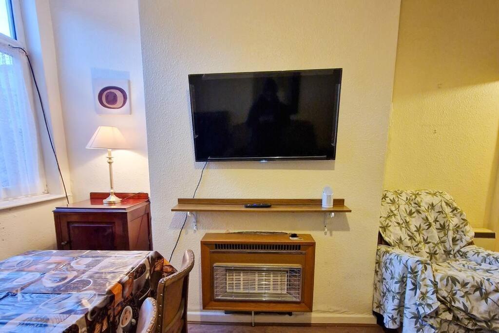 Holiday home Tallis House, Sleeps 5, Near Centre, Free Parking, Long Or Short - By Nmb Manchester