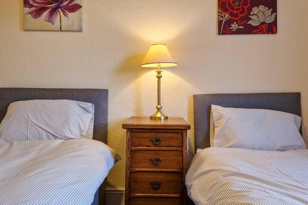 Tallis House, Sleeps 5, Near Centre, Free Parking, Long Or Short - By Nmb