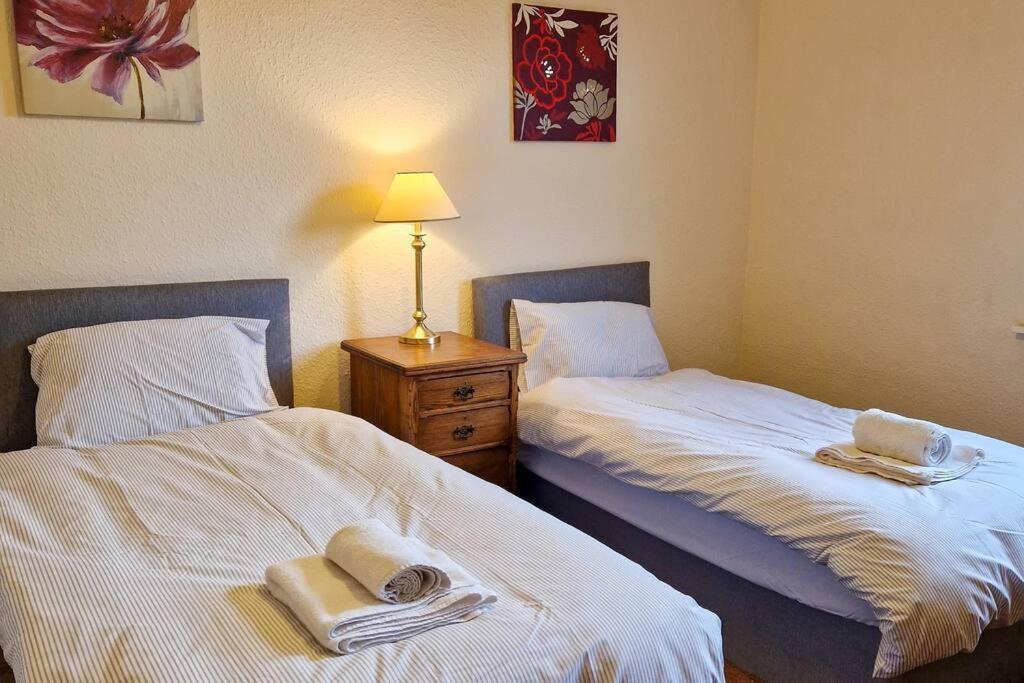Tallis House, Sleeps 5, Near Centre, Free Parking, Long Or Short - By Nmb