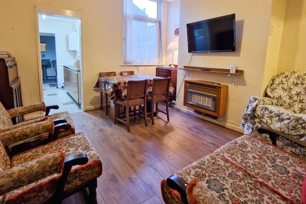 Holiday home Tallis House, Sleeps 5, Near Centre, Free Parking, Long Or Short - By Nmb Manchester