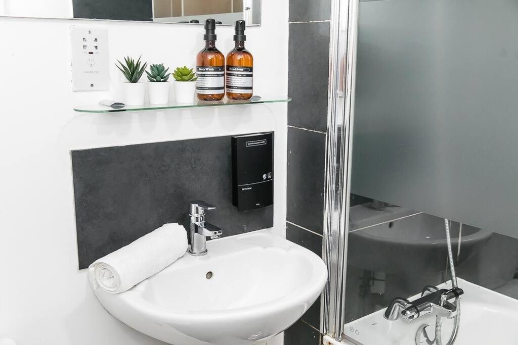 2 Bedroom With Space For 6 Apartment Manchester
