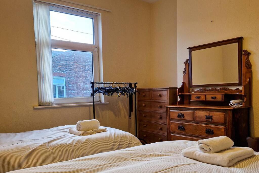 Tallis House, Sleeps 5, Near Centre, Free Parking, Long Or Short - By Nmb