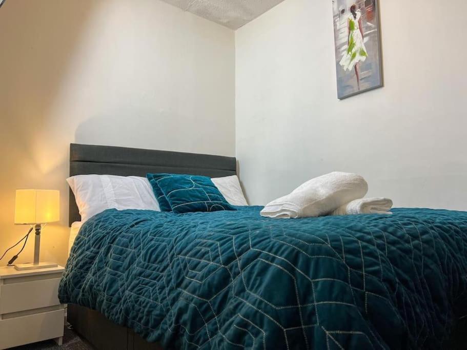 Adorable 2 Bed House Ideal For Family Of Four Manchester