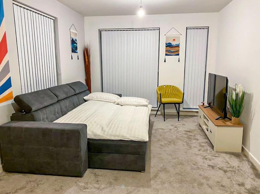 M5 Ordsall - Spacious 2 Bedroom City Apartment *
