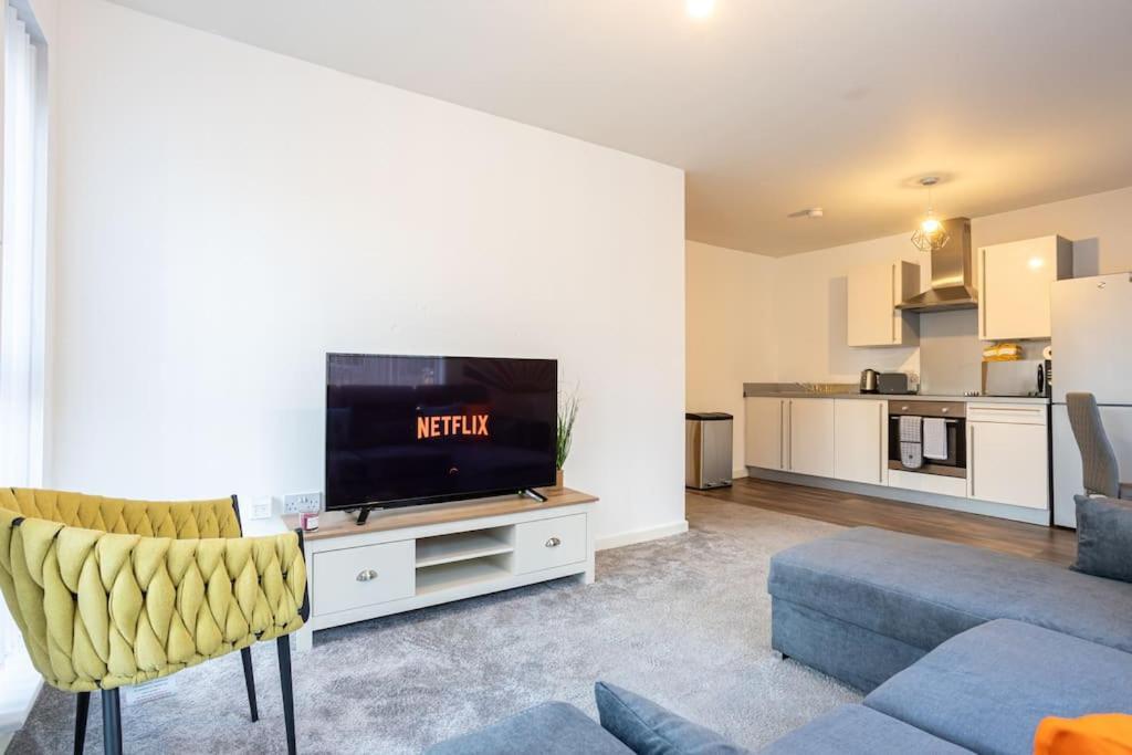 M5 Ordsall - Spacious 2 Bedroom City Apartment *