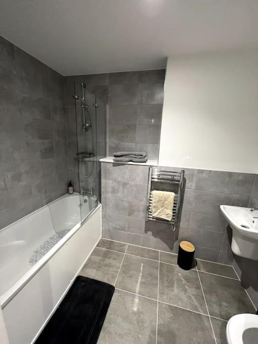 Luxurious View In Salford Apartment *