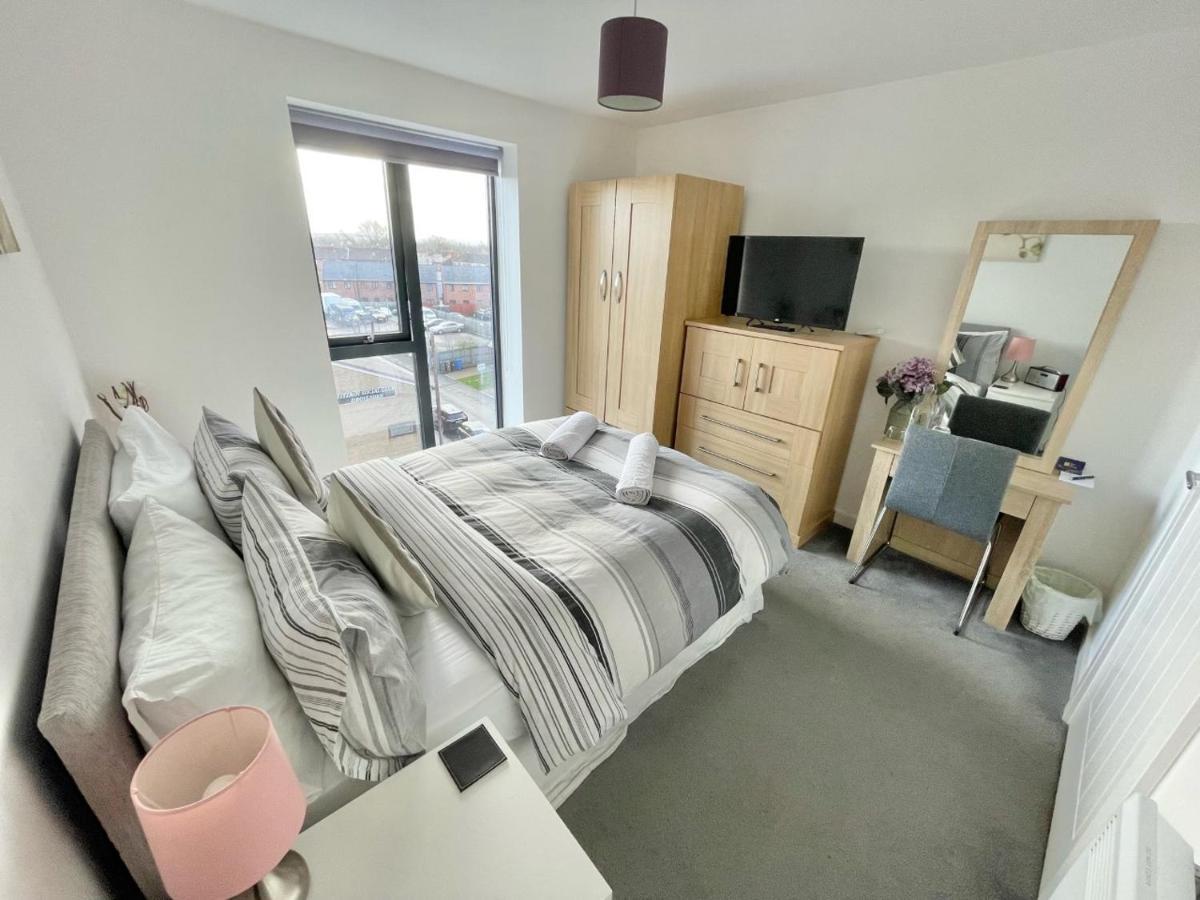 Escape - Private & Bathroom Near Etihad And Coop Arena - Free Secure Parking Homestay *