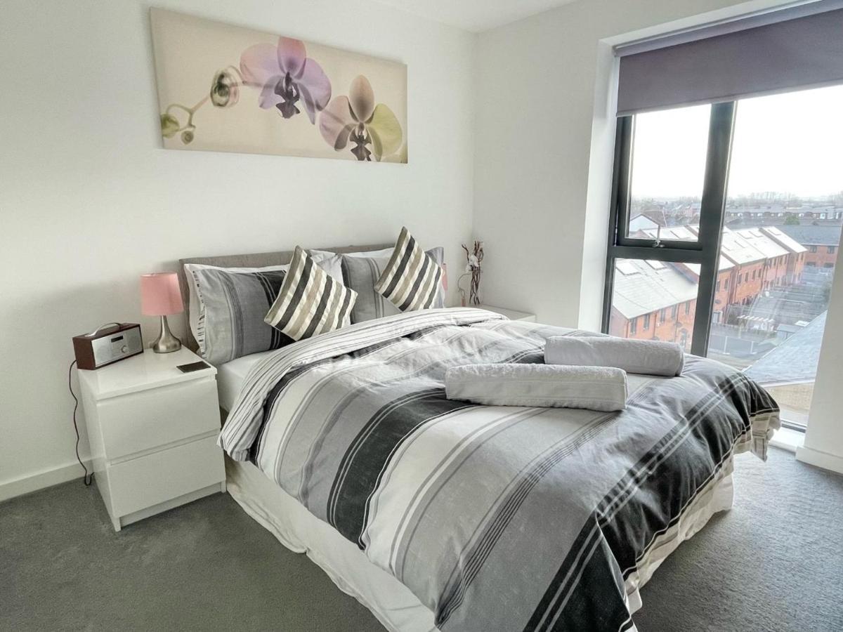 Escape - Private & Bathroom Near Etihad And Coop Arena - Free Secure Parking Homestay Manchester