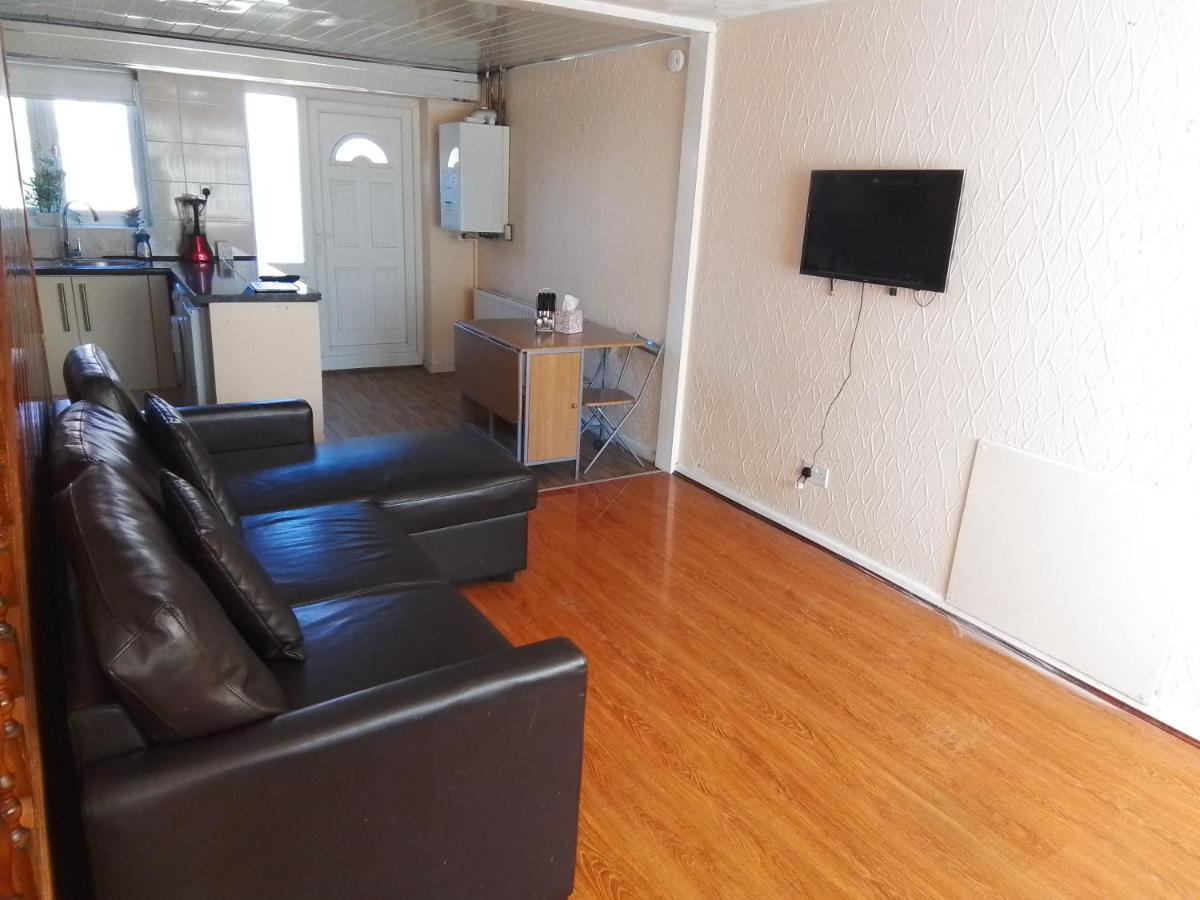 Entire 2 Bedroom House - Holiday home *