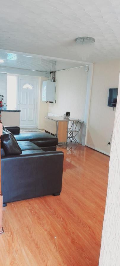 Entire 2 Bedroom House - Holiday home