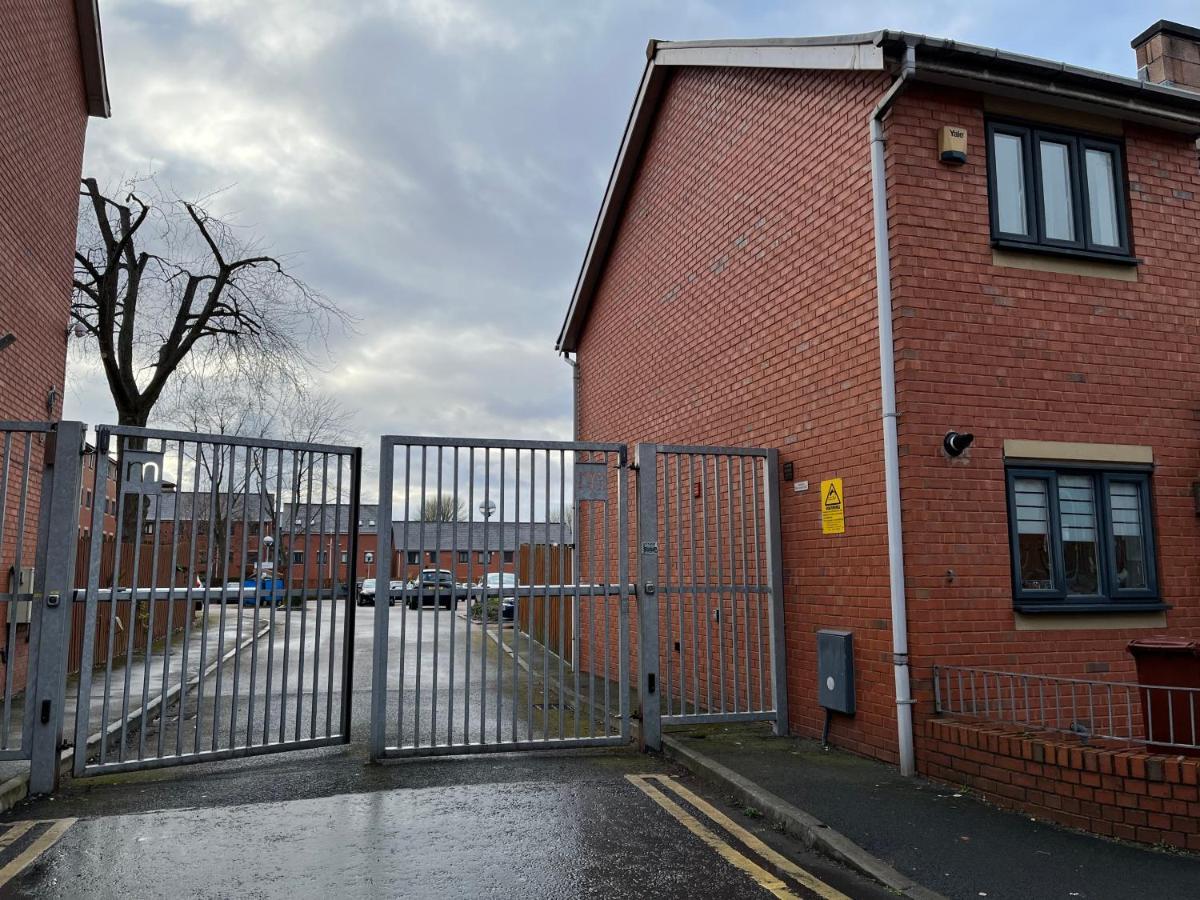 Entire House With Parking * Manchester