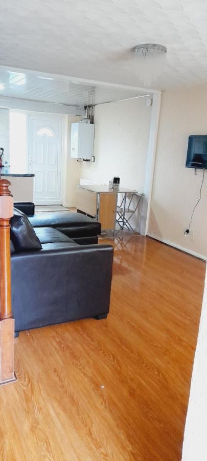 Entire 2 Bedroom House - Holiday home *