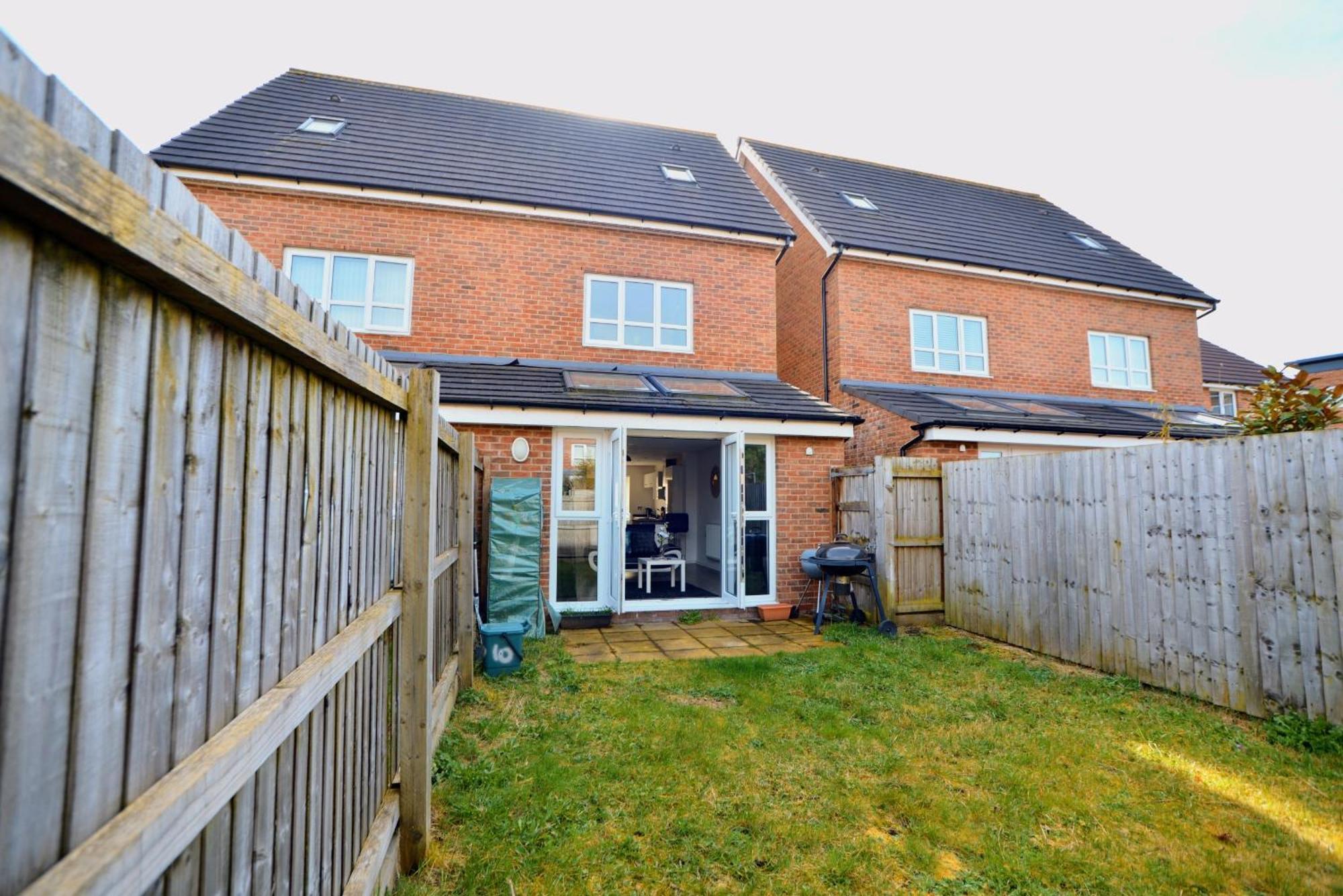 Family Friendly With Parking & Garden