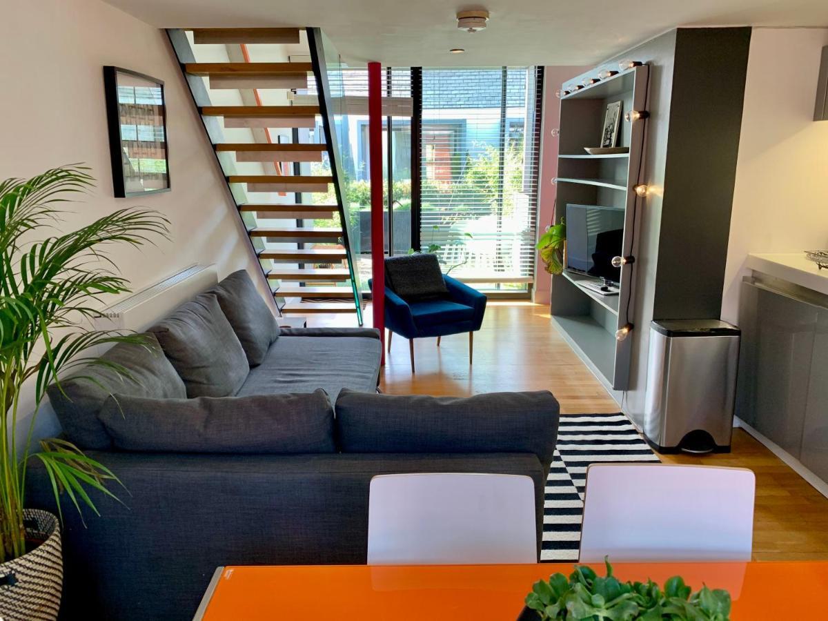 Designer House And Garden With Parking * Manchester