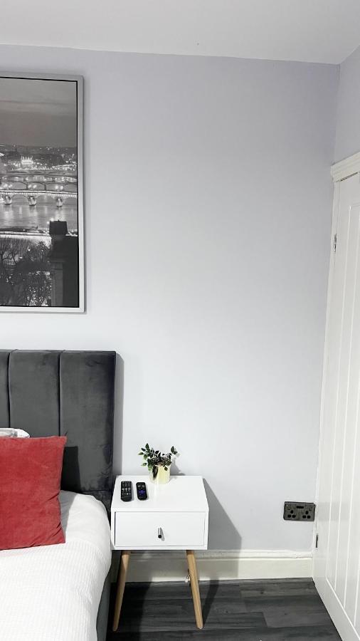 Large 4 Bedroom Townhouse With Free Parking Near Mcr Center