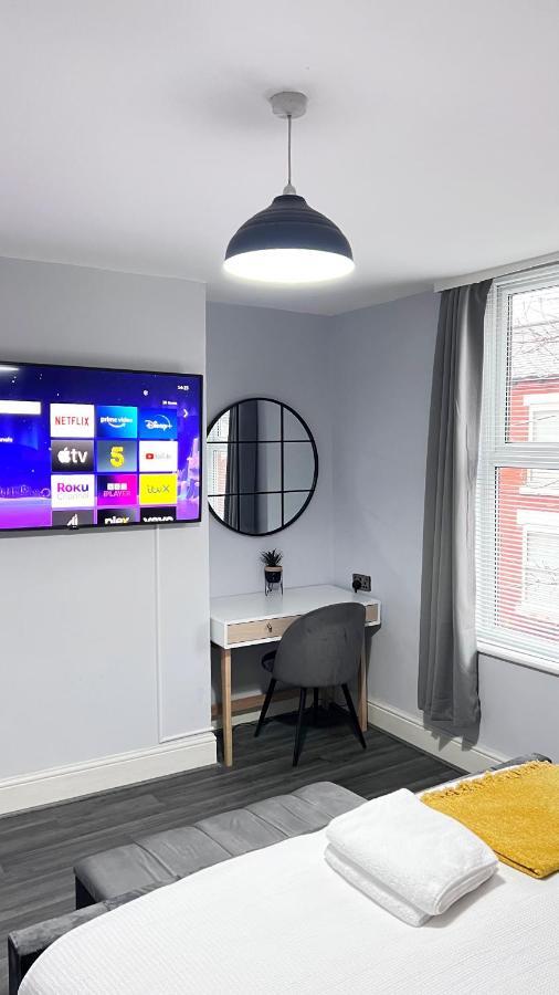 Apartment Large 4 Bedroom Townhouse With Free Parking Near Mcr Center Manchester