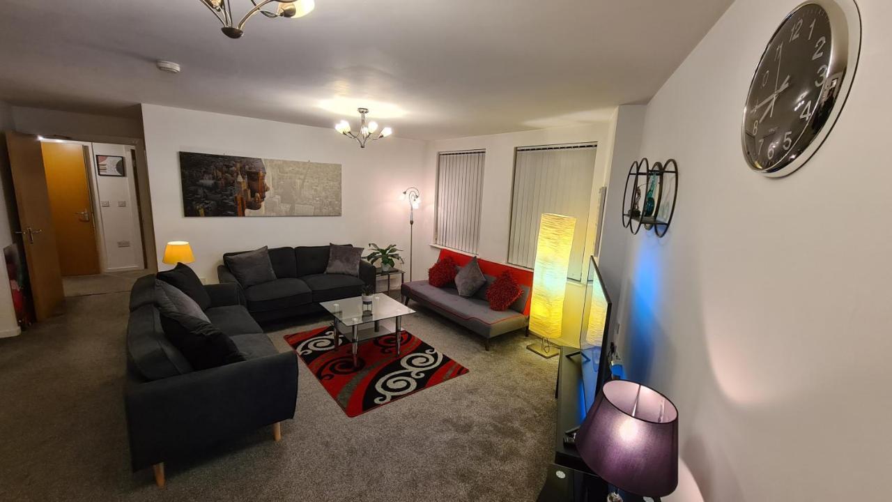 Luxury 2 Bed With Free Wi-fi & Parking Apartment