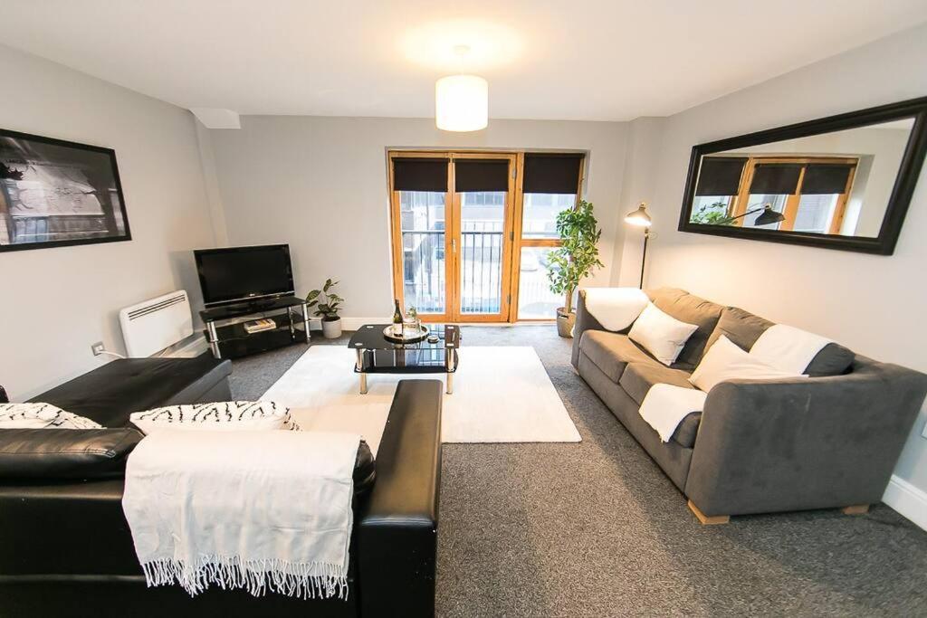 2 Bedroom Sleeps 6 Centre Apartment