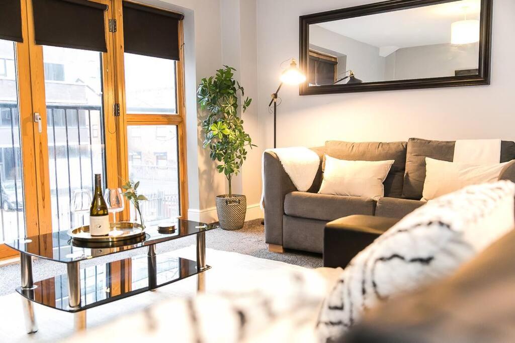 2 Bedroom Sleeps 6 Centre Apartment