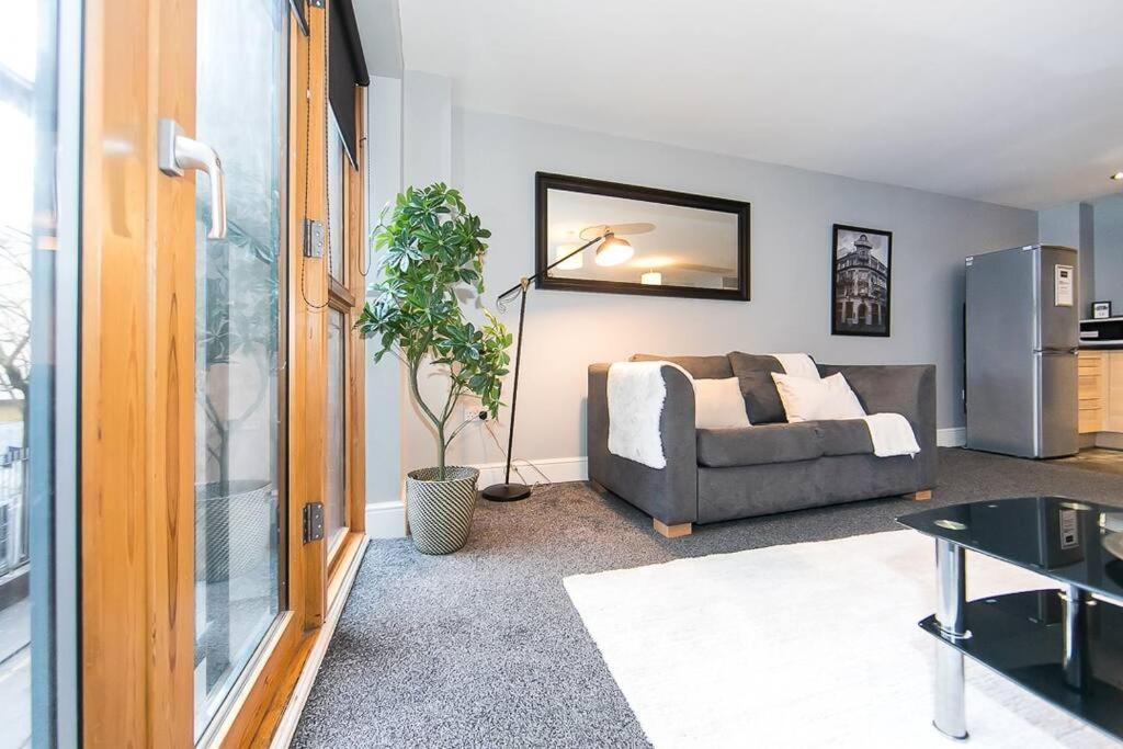 2 Bedroom Sleeps 6 Centre Apartment Manchester