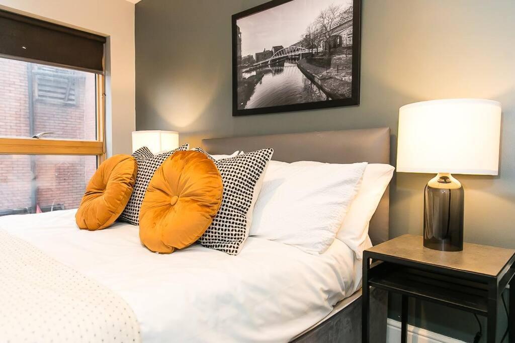 2 Bedroom Sleeps 6 Centre Apartment Manchester