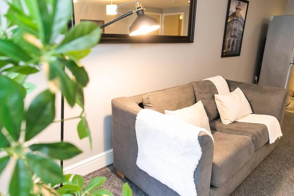 2 Bedroom Sleeps 6 Centre Apartment