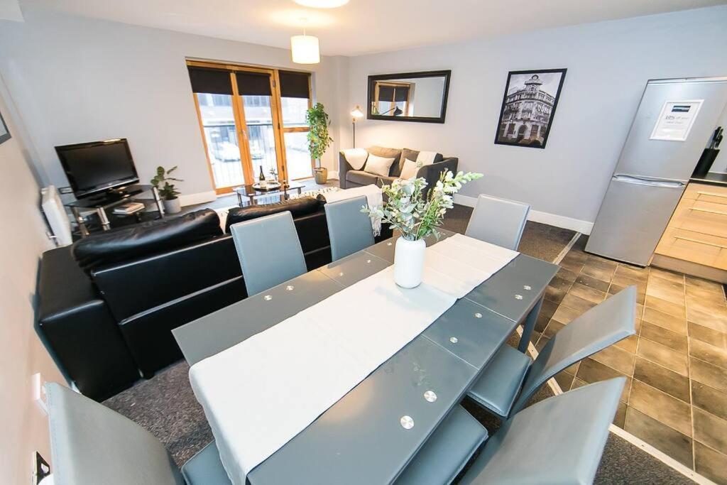 2 Bedroom Sleeps 6 Centre Apartment *