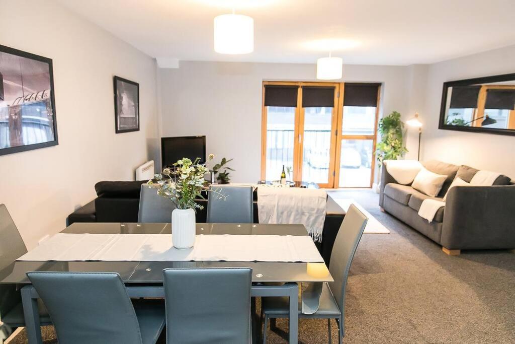 2 Bedroom Sleeps 6 Centre Apartment