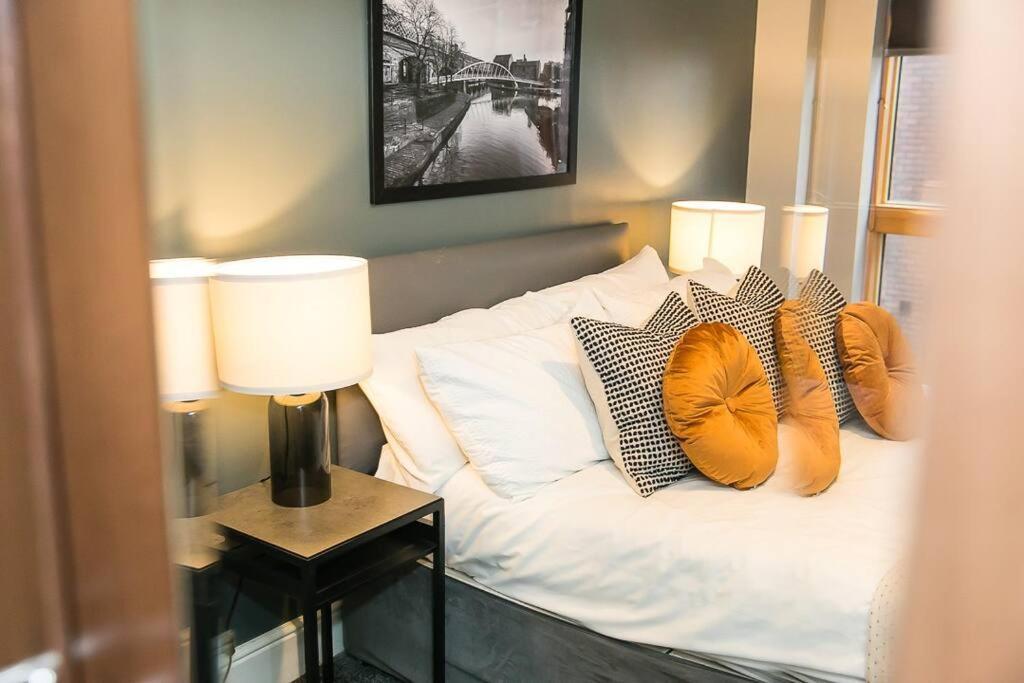 2 Bedroom Sleeps 6 Centre Apartment *