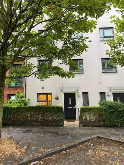 Cheerful 4-bedroom House With Multiple Car Parking Holiday home *