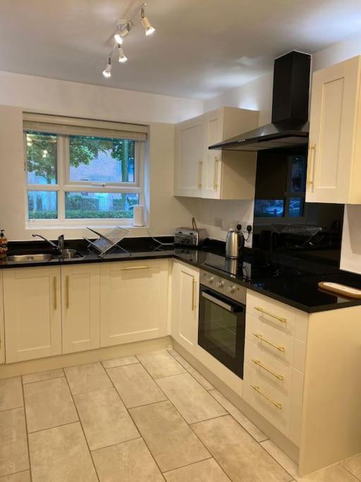 Cheerful 4-bedroom House With Multiple Car Parking Holiday home Manchester