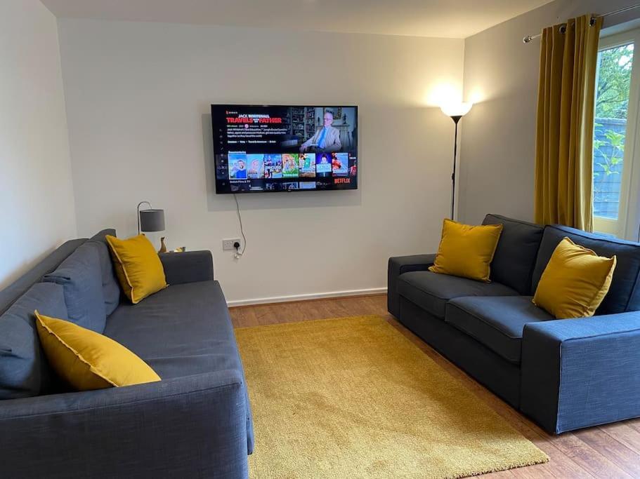 Holiday home Cheerful 4-bedroom House With Multiple Car Parking *