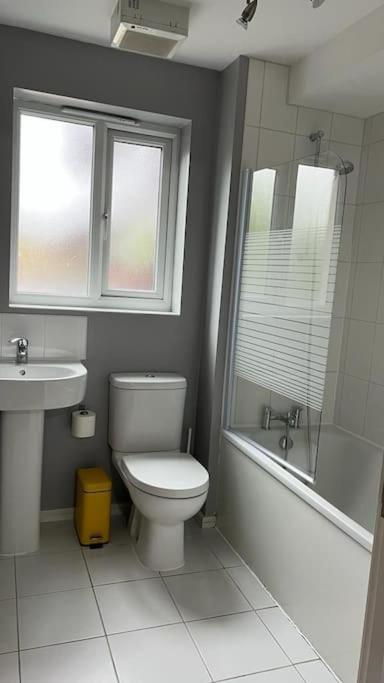 Cheerful 4-bedroom House With Multiple Car Parking